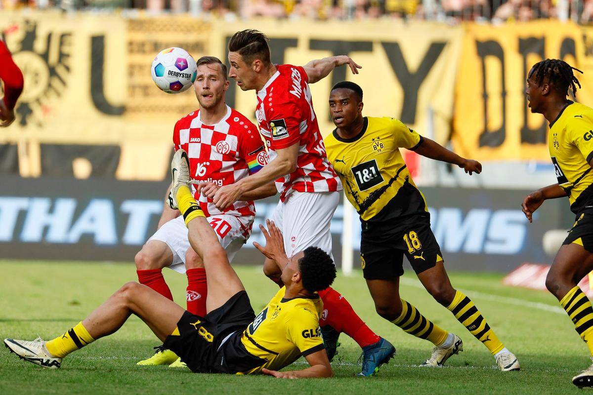 开云体育在线-多特蒙德在客场击败美因茨，获得胜利