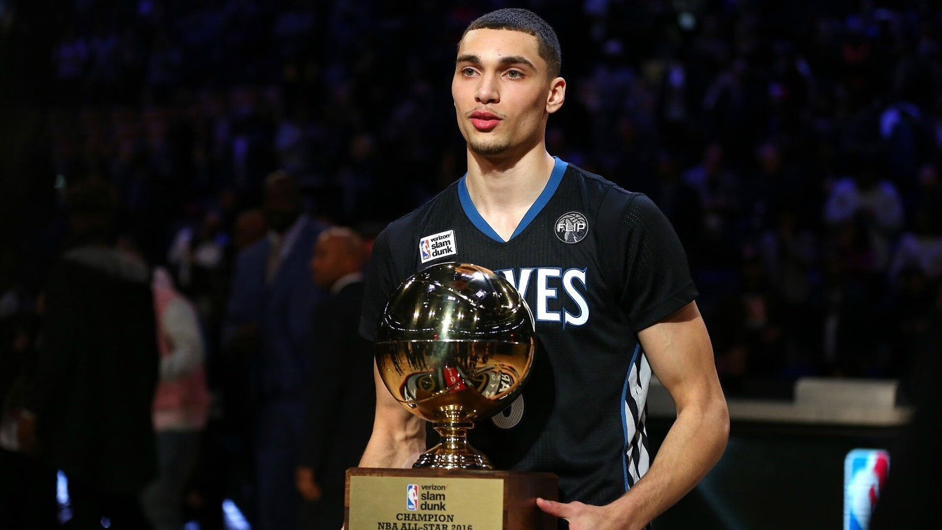 开云APP-赛道与球场，当F1年度争冠战火点燃，勇士轻取上海队的胜利哲学