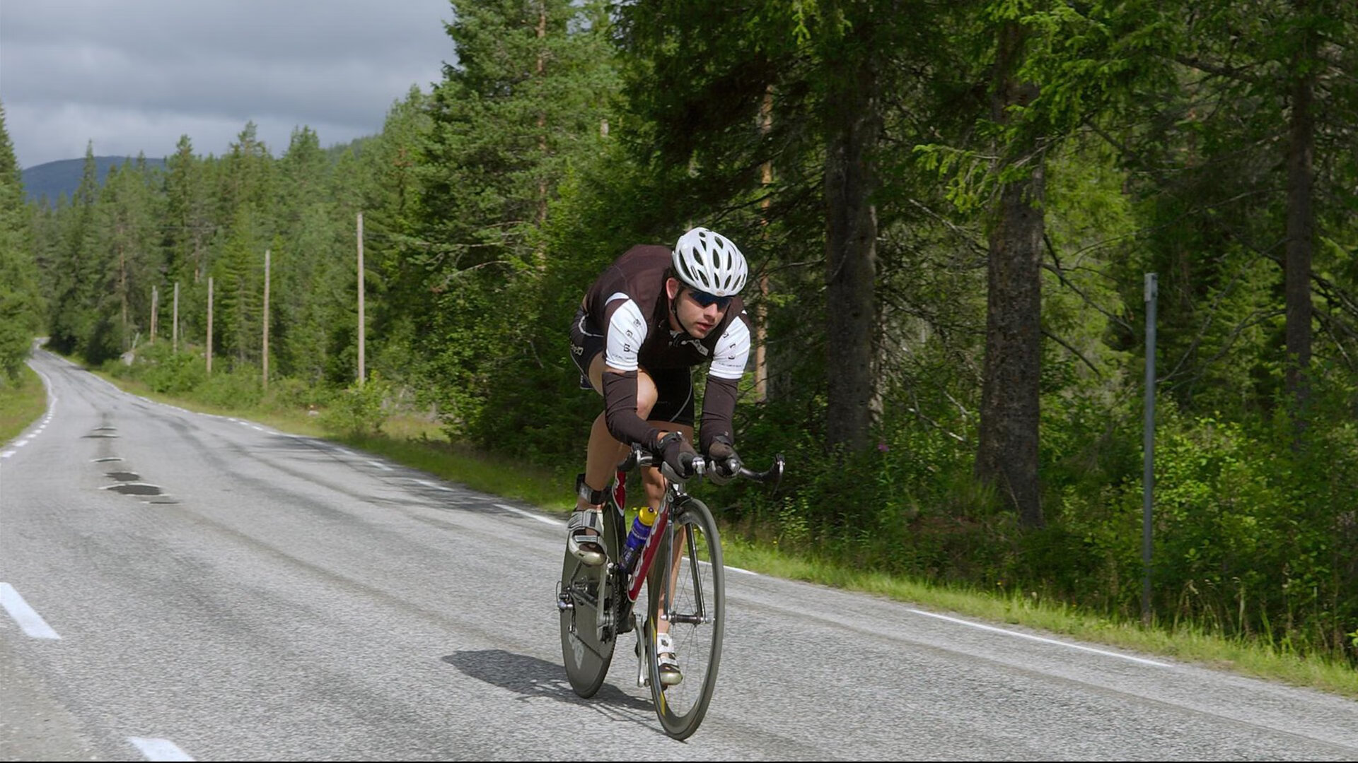 绿茵场外的速度对决，当巴西足球精神注入F1赛道，楚阿梅尼揭幕战上演强势接管